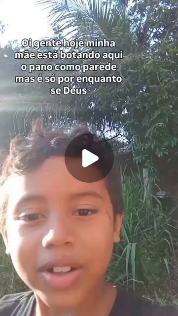 Ezequiel e sua mãe em frente à casa onde a cozinha ainda tem uma parede provisória de pano